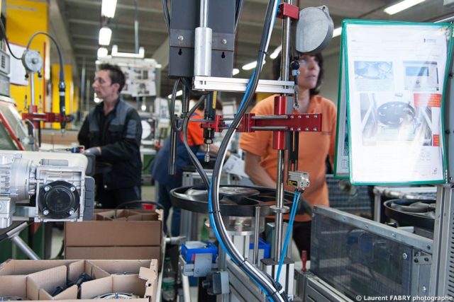 Photographe industrie dans les Alpes en Maurienne : postes d'assemblage