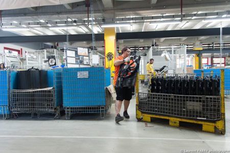 Photographe industrie dans les Alpes en Maurienne : pièces fabriquées par l'usine pour l'industrie automobile