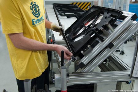 Photographe industrie dans les Alpes en Maurienne : poste d'assemblage de pièces automobile