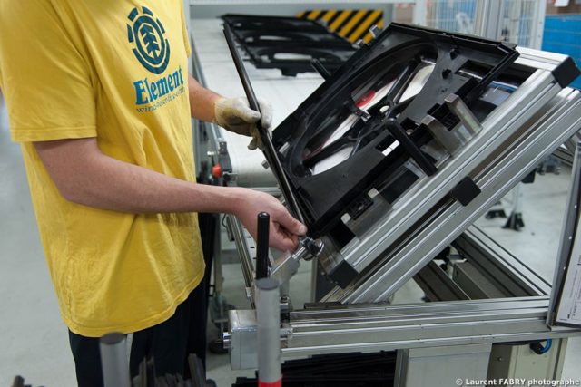 Photographe industrie dans les Alpes en Maurienne : poste d'assemblage de pièces automobile