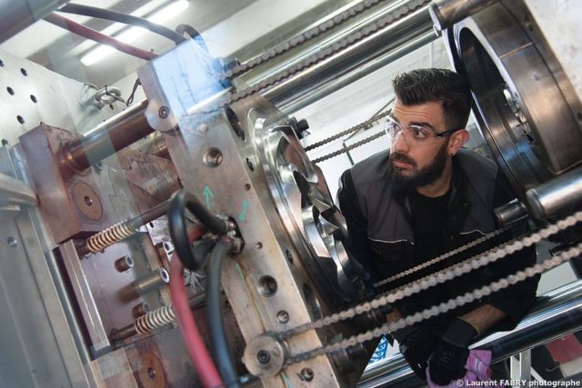 Photographe industrie dans les Alpes en Maurienne : entretien d'une presse à injecter