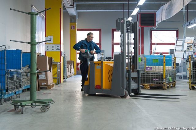 Photographe industrie dans les Alpes en Maurienne : cariste dans une usine pour pièces automobiles