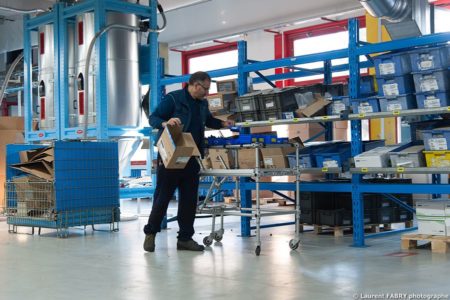 Photographe industrie dans les Alpes en Maurienne : magasinier pour les pièces entrant dans la fabrication