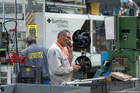 Photographe Industrie Dans Les Alpes En Maurienne : Technicien Superviseur En Dépannage Sur Une Ligne De Montage