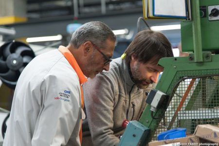 Photographe industrie dans les Alpes en Maurienne : techniciens superviseurs en dépannage sur une ligne de montage
