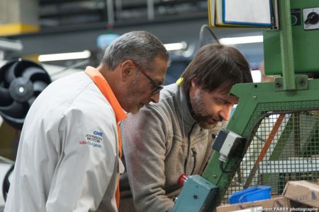 Photographe Industrie Dans Les Alpes En Maurienne : Techniciens Superviseurs En Dépannage Sur Une Ligne De Montage