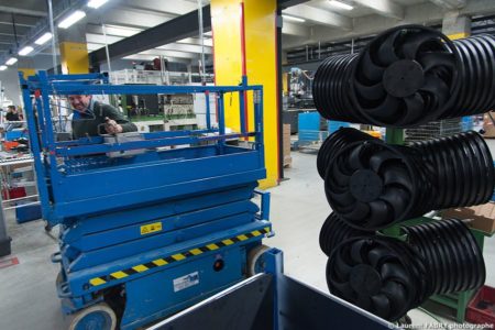 Photographe industrie dans les Alpes en Maurienne : pièces fabriquées pour l'industrie auto dans une usine