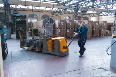 Photographe industrie dans les Alpes en Maurienne : cariste dans les entrepôts d'une usine pour pièces automobiles