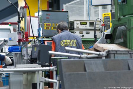 Photographe industrie dans les Alpes en Maurienne : opératrice sur une ligne de montage