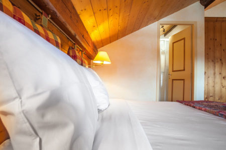 Photographe D’hôtel En Beaufortain : Une Chambre Photographiée Depuis Le Chevet