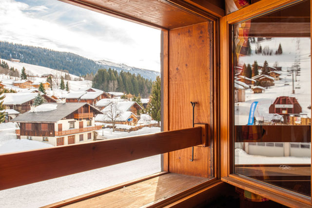 Photographe d’hôtel en Beaufortain : vue sur la station depuis la fenêtre d'une chambre