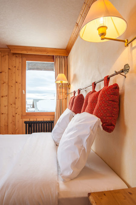 Photographe d’hôtel en Beaufortain : une chambre photographiée depuis le chevet avec vue sur la fenêtre