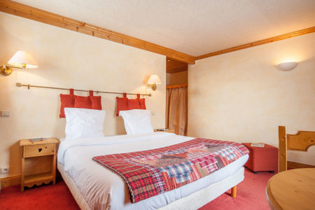 Photographe d’hôtel en Beaufortain : une chambre photographiée vers la porte