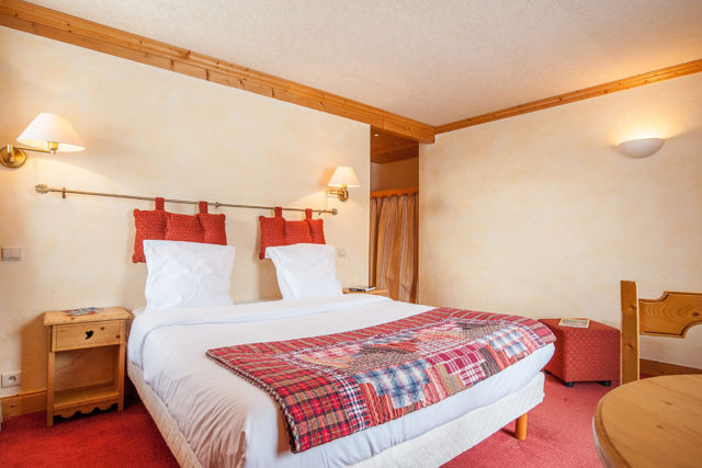 Photographe d’hôtel en Beaufortain : une chambre photographiée vers la porte