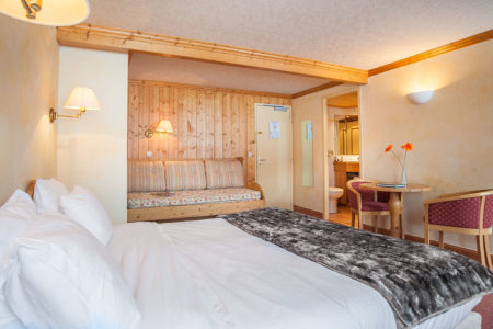 Photographe d’hôtel en Beaufortain : une suite 3 personnes photographiée depuis le chevet
