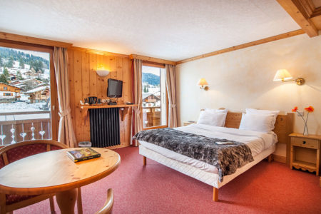 Photographe d’hôtel en Beaufortain : une chambre photographiée avec vue sur le domaine skiable