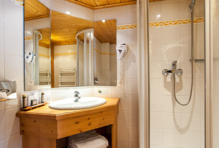 Photographe d’hôtel en Beaufortain : une chambre photographiée depuis la salle de bain