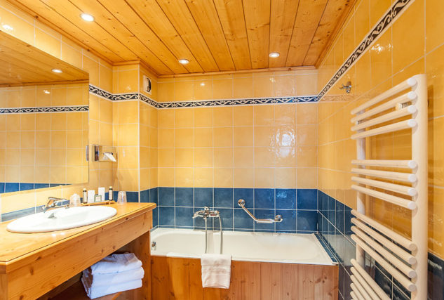 Photographe d’hôtel en Beaufortain : photo d'une salle de bain