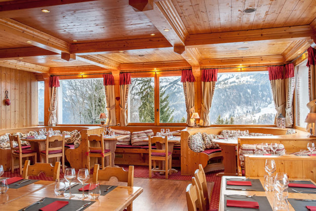 Photographe d’hôtel en Beaufortain : la salle du petit déjeuner avec vue sur le massif des Aravis