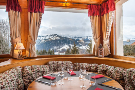 Photographe D’hôtel En Beaufortain : La Salle Du Petit Déjeuner Avec Vue Sur Le Massif Des Aravis