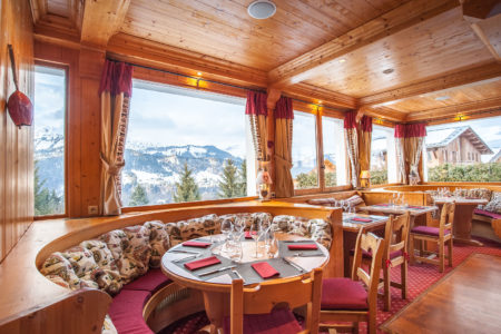 Photographe D’hôtel En Beaufortain : Salle Du Restaurant Avec Vue Sur Les Aravis