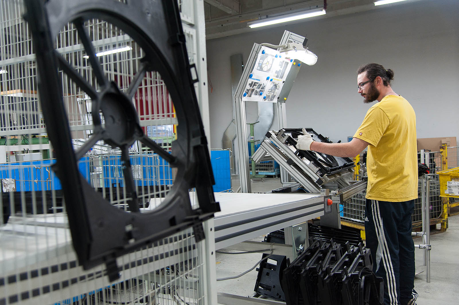 Photographe industrie dans les Alpes en Maurienne : poste d'assemblage en bout de presse à injecter