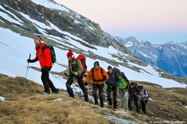 photographe outdoor dans les Alpes : la cordée emmenée par les guides avant le lever du jour