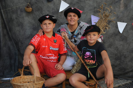Photographe événementiel sur une fête des montagnes dans les Alpes : photo de famille avec les bérets savoyards