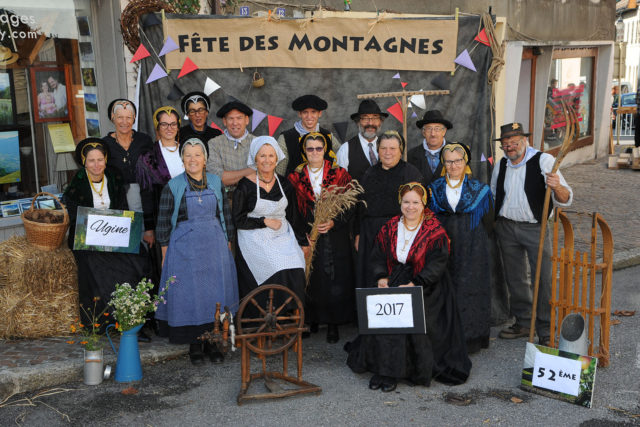 Photographe événementiel sur une fête des montagnes dans les Alpes : groupe folklorique de Tarentaise