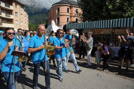 Photographe événementiel sur une fête des montagnes dans les Alpes : défilé en musique