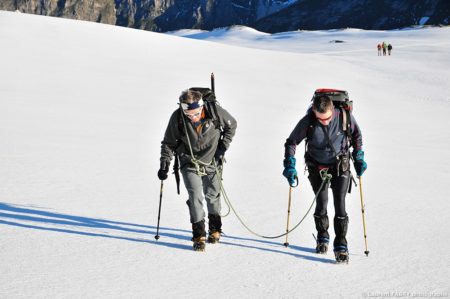 Photographe Outdoor Dans Les Alpes : Un Guide Encordé à Son Client