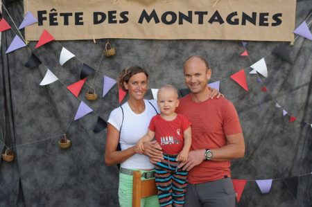 Photographe événementiel sur une fête des montagnes dans les Alpes : portrait de famille