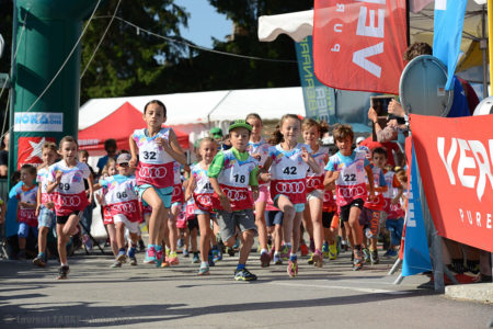 Photographe De Trail Running En Suisse : Jeunes Coureurs Au Départ