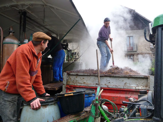 Photographe patrimoine et traditions dans les Alpes : les bouilleurs de cru