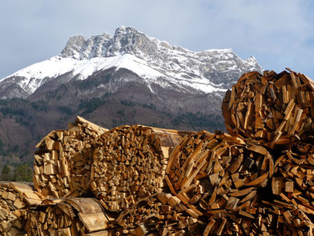 Photographe patrimoine et traditions dans les Alpes : fagots de bois dans une scierie en montagne