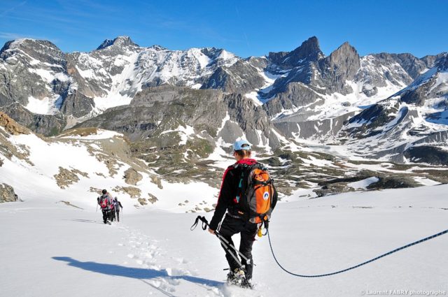 photographe outdoor dans les Alpes : la cordée redescend de la Pointe de la Réchasse