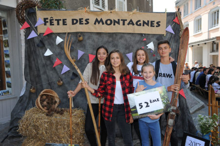 Photographe événementiel sur une fête des montagnes dans les Alpes : shooting photo dans la rue