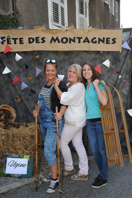 Photographe événementiel sur une fête des montagnes dans les Alpes : séance photo dans la rue