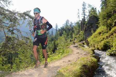 Photographe de trail running en Suisse : sentier près d'un torrent