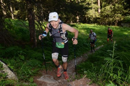 Photographe de trail running en Suisse : sentier en forêt