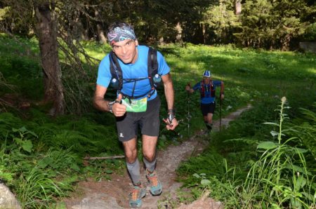Photographe de trail running en Suisse : sentier en forêt très pentu