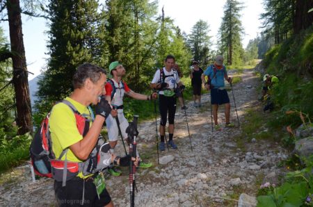 Photographe de trail running en Suisse : les coureurs font une courte pose