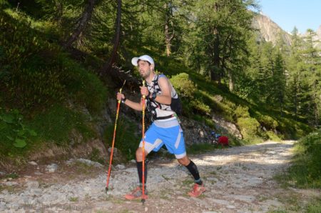 Photographe de trail running en Suisse : traversée d'une forêt par un coureur