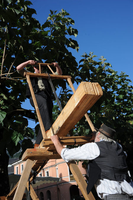 Photographe événementiel sur une fête des montagnes dans les Alpes : démonstrations de vieux métiers