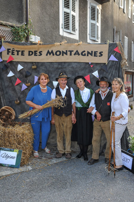 Photographe événementiel sur une fête des montagnes dans les Alpes : studio de rue