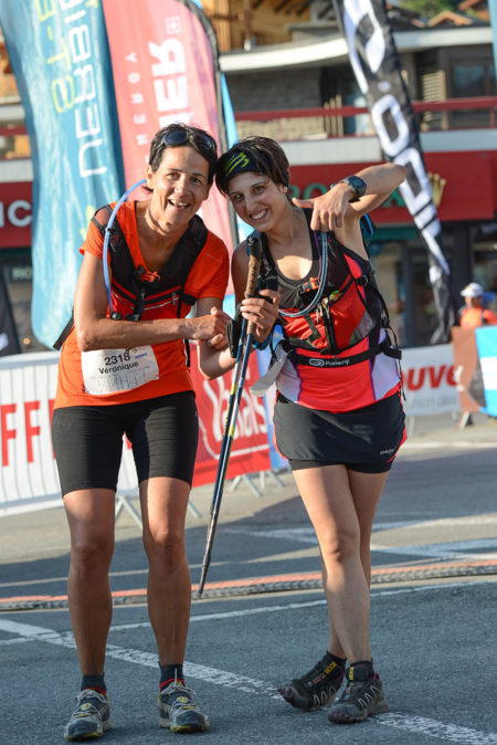 Photographe de trail running en Suisse : deux traileuses finissent leur TVSB avec le sourire
