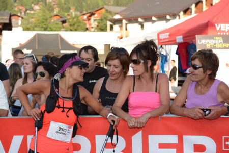 Photographe de trail running en Suisse : réconfort à l'arrivée de la course TVSB