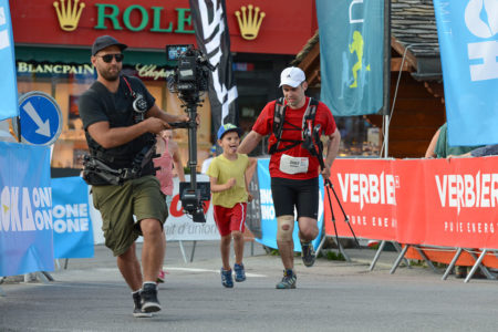 Photographe de trail running en Suisse : l'équipe vidéo filme les arrivées avec un steadycam