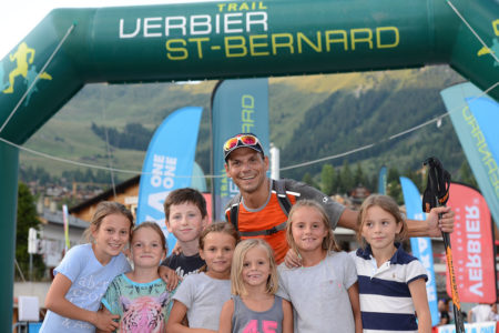 Photographe de trail running en Suisse : un papa accueilli par des enfants au TVSB