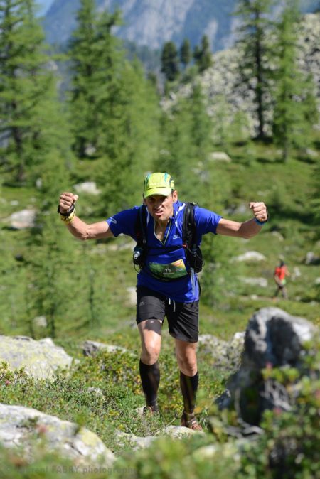 Photographe de trail running en Suisse : les coureurs se motivent pendant une ascension